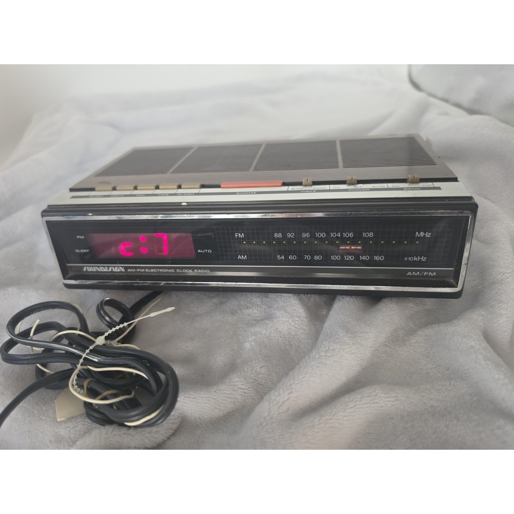 Vintage Soundesign (3662WAL) Alarm Clock Radio AM/FM Faux Wood Cherry